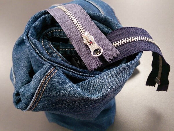 Cremallera de arriba es la Gris Oscuro y la que esta por debajo es la Azul Marino