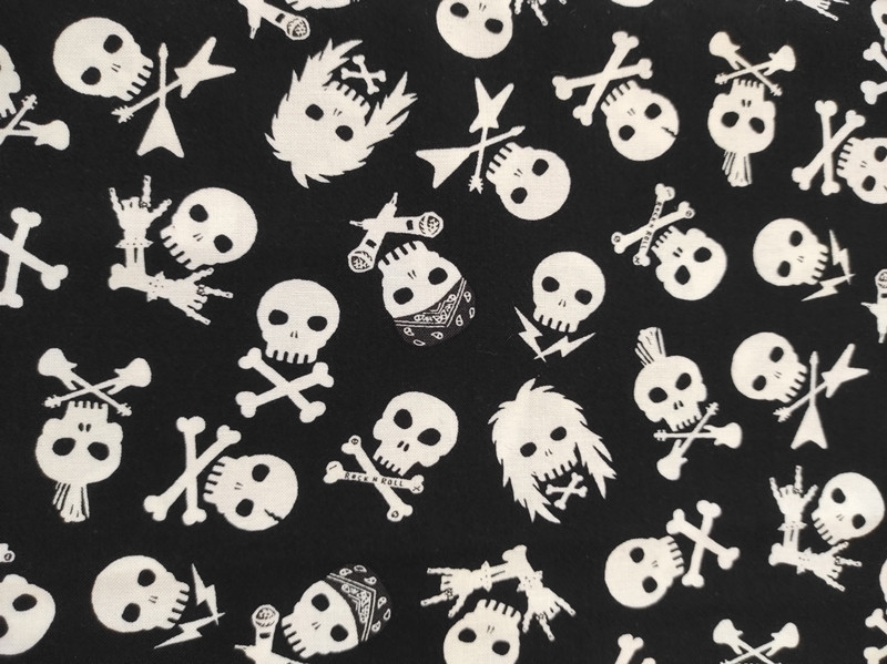 TELA NEGRA CON CALAVERAS 0254