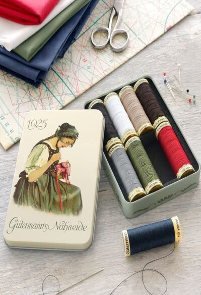 cajita con 8 bobinas de hilo coselotodo de gutermann