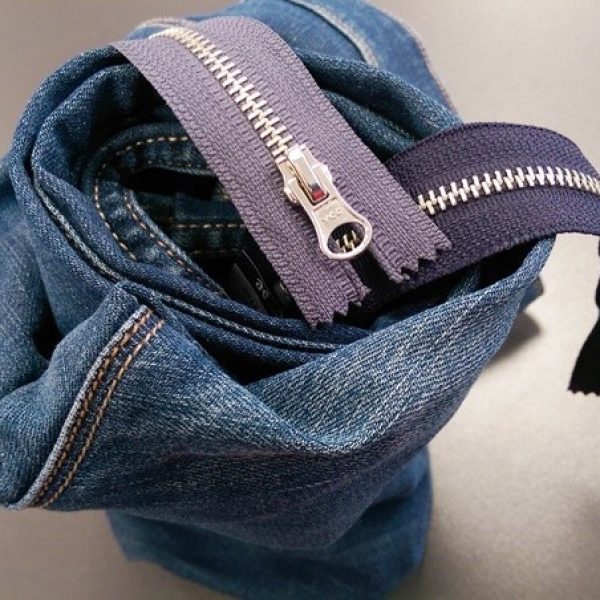 Cremallera de arriba es la Gris Oscuro y la que esta por debajo es la Azul Marino