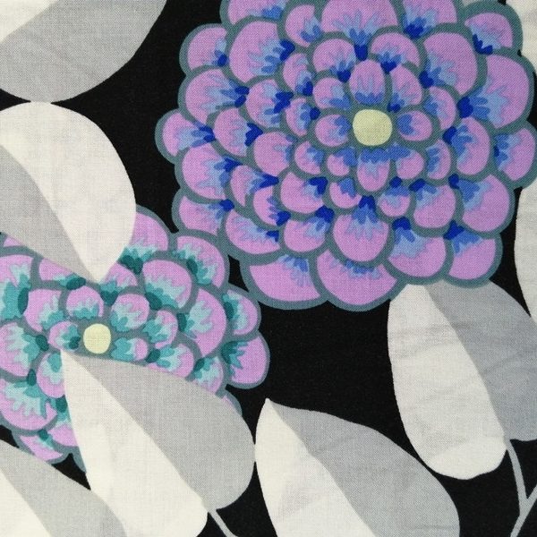 TELA NEGRA CON FLORES LILAS 0041