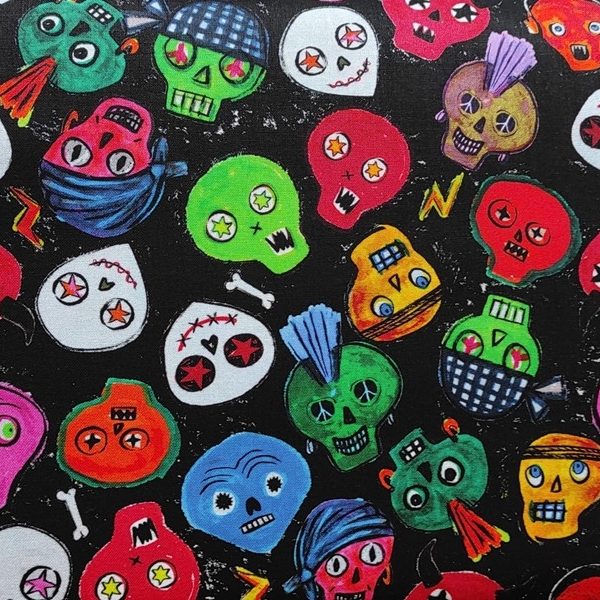 TELA NEGRA CON CALAVERAS DE COLORES 0120