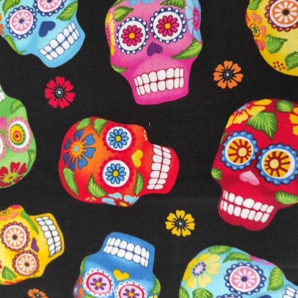 TELA NEGRA CON CALAVERAS COLORIDAS 0200